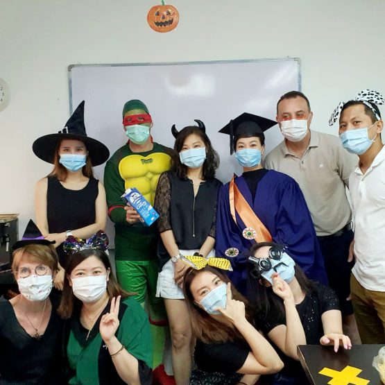 万圣节，成人英文班合影